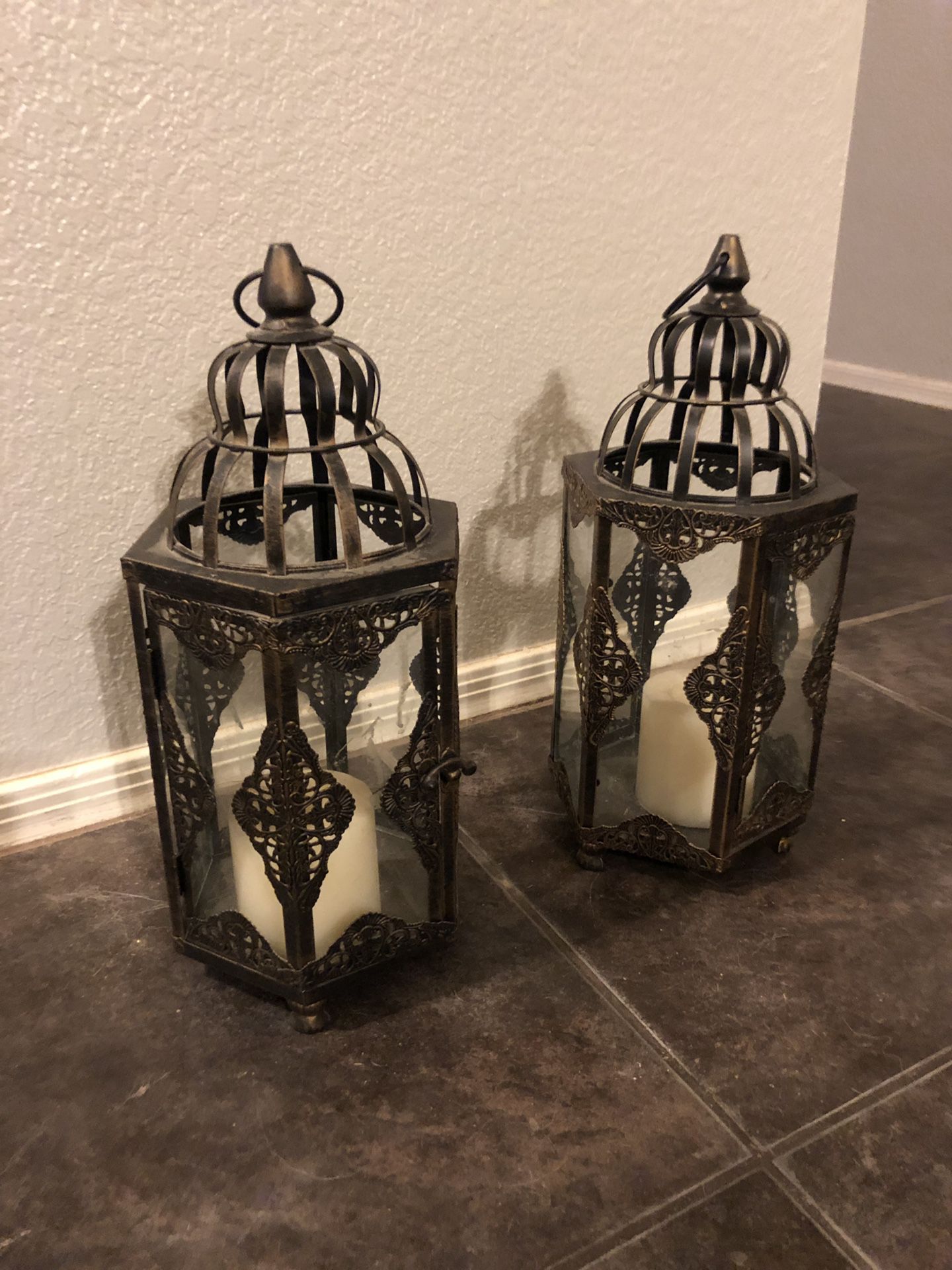 2 Lanterns with candles