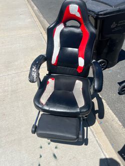 Gaming chair with extending leg rest