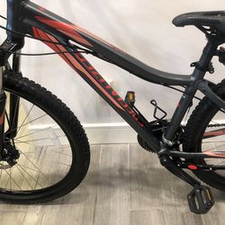 Woman’s Specialized Mountain Bike Small Disc Brake 27.5”Tires Trail Fun Tuned Ready/Ride