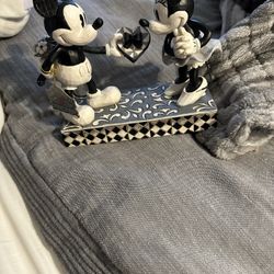 Mickey & Minnie real Sweetheart Figurine