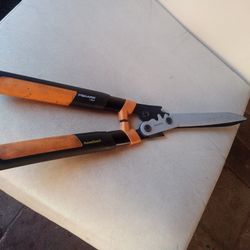 FISKARS HS551  Pewar Gear 2 Hedges  Shears 