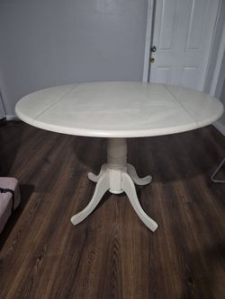 Round pedestal dinning table
