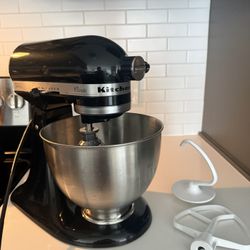 Classic Kitchen Aid Mixer - Great Condition