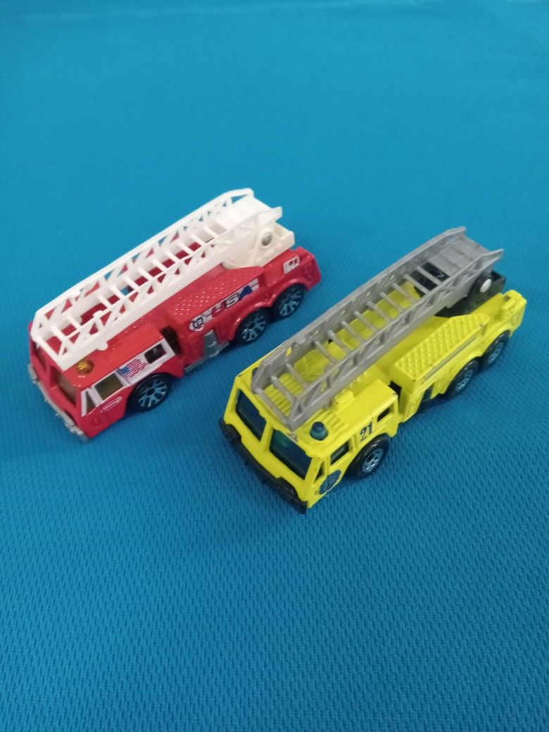2 Rare Old MATCHBOX Fire Engine Trucks 1982