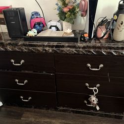 Dresser With 6 Drawers 