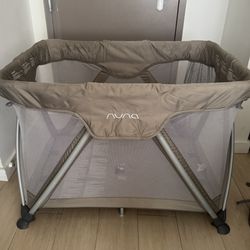Nuna Sena Aire Playard Crib w/Zip-Off Bassinet + Changer