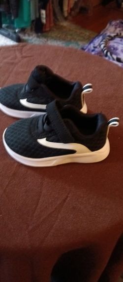 Toddler Tennis Shoes.     (Size 4)
