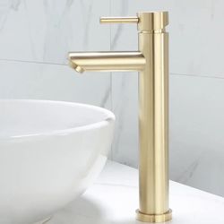 Bathroom Faucet Solid Brass Bathroom Basin Faucet Cold And Hot Water Mixer Sink Tap Single Handle Deck Mounted Brushed Gold Tap -Modern Design.