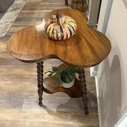 Vintage quartersawn Oak Cloverleaf parlor lamp table Antique two tiered, unique tripod end table excellent condition