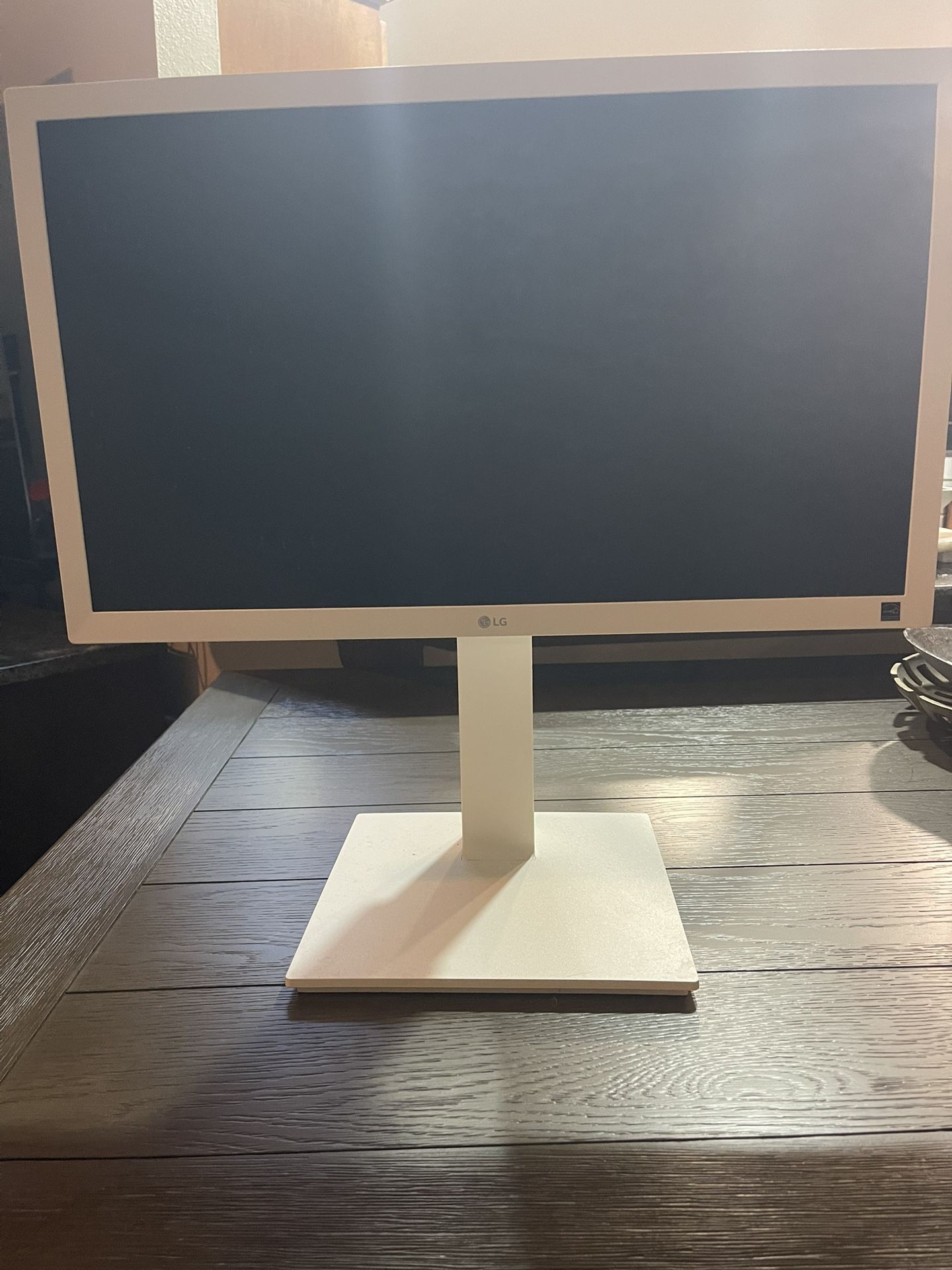 β¨ LG White Monitor β Adjustable Height | 12 x 20 Inches β $60 (Cash Only) β¨