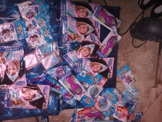 Tengo Una Pequena Coleccion De Juguetes DeLos Dibujos Animados De La Peliculas Frozen,,Y Estan ALA Venta  Baratos 