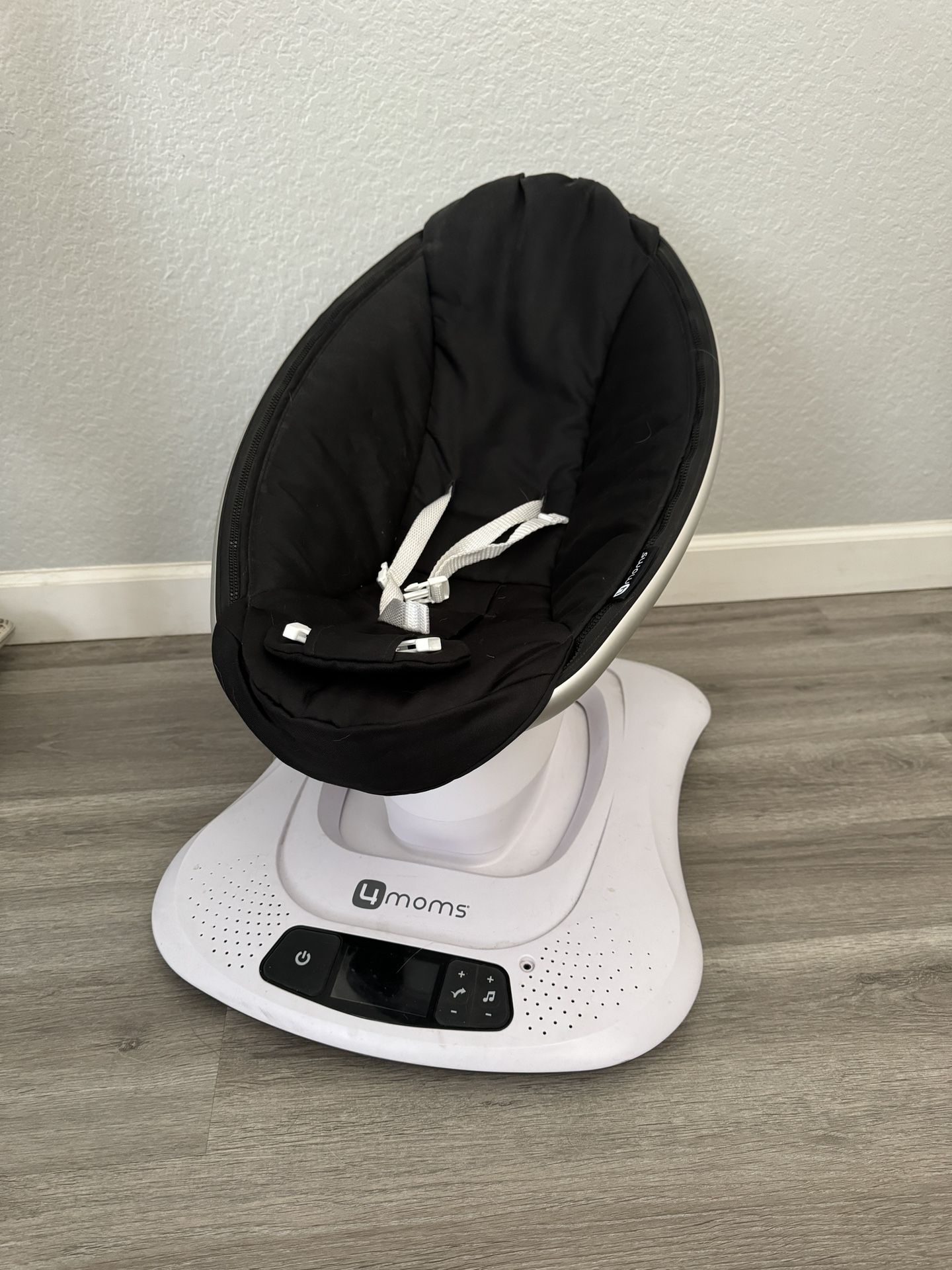 4moms MamaRoo 4, Black Classic Baby Swing
