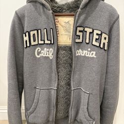Hollister Sherpa-Lined Zip-Up Hoodie – Cozy & Stylish, Small