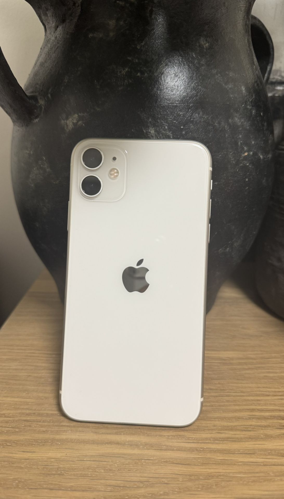 iPhone 11 – 64GB – White – Unlocked – Like New 