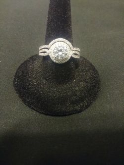 Gorgeous Halo Wedding Ring set