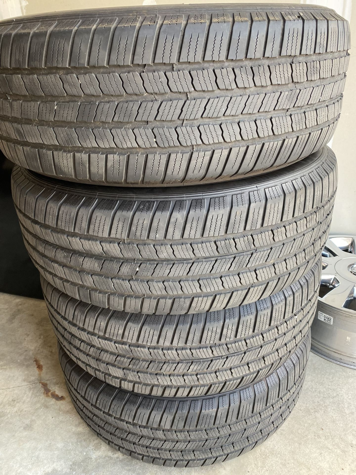 (4) Michelin Defender 255/60R19 Tires