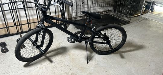 Freestyle BMX mongoose bike