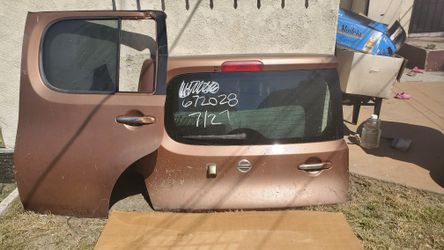 Nissan cube tailgate