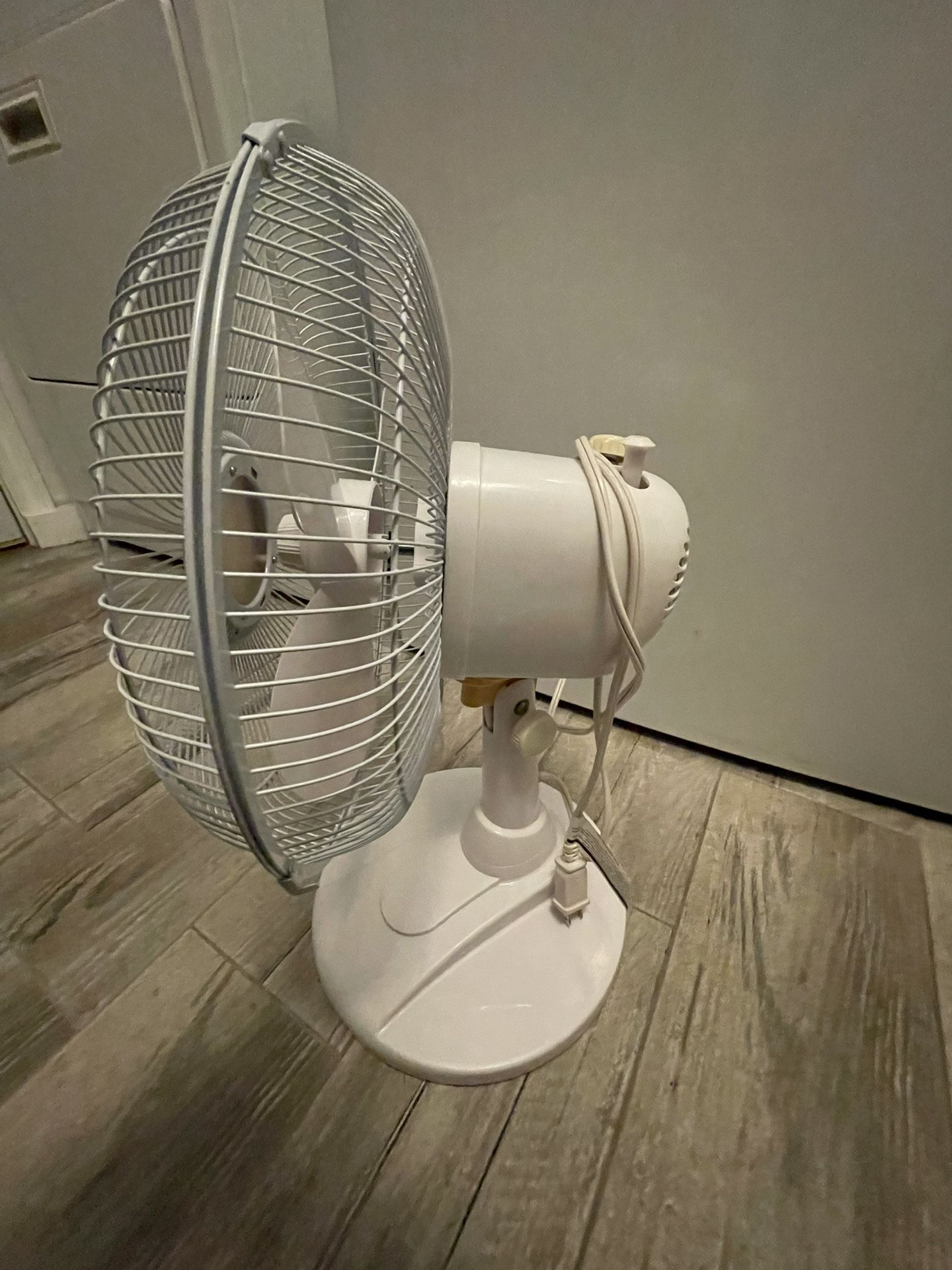 Hawaiian Breeze 12" Table Fan, Matte White