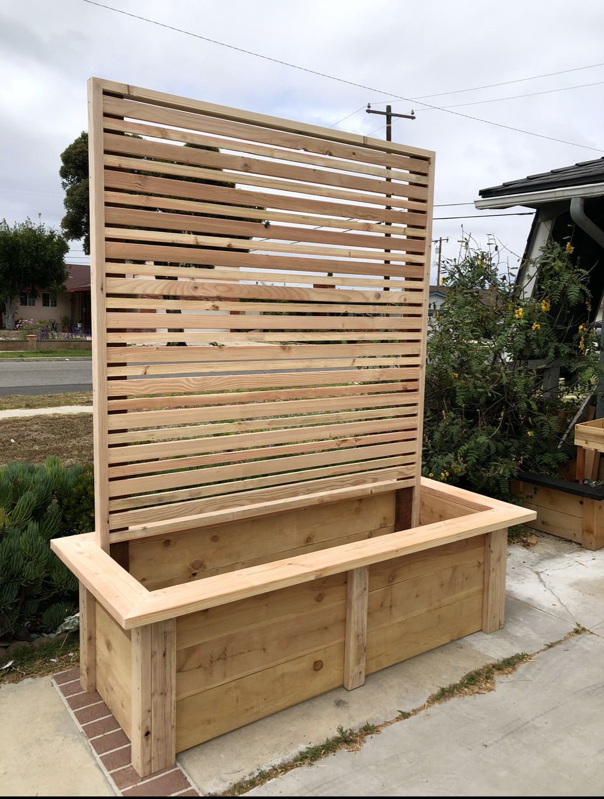 Custom Beautiful privacy wall Tomato Tower Planter Box Garden Bed Decor Outdoor Design cedar redwood 
