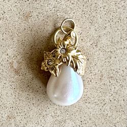 🍐 Beautiful faux pearl & rhinestone gold tone pear pendant reworked from vintage jewelry piece