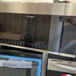 New Fridagire Microwave Stainless Steel