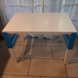 Kids desk