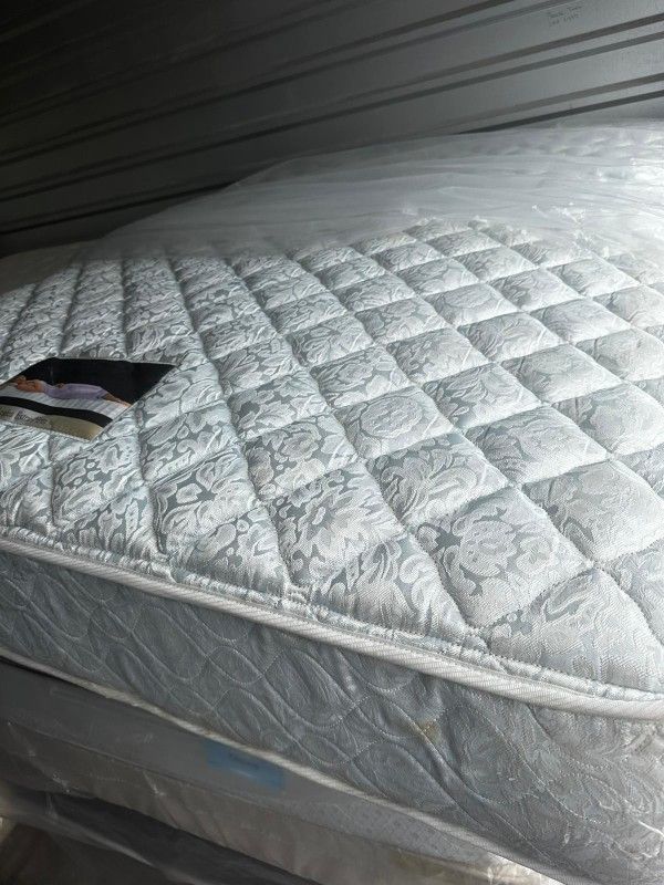Queen Size Mattress And Box Spring