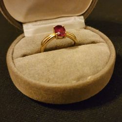 10 KT GOLD RING WITH RUBY 