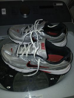 Nike Size 8 Unisex shoes
Must come pick up in Atascocita North 
Zip code 77346