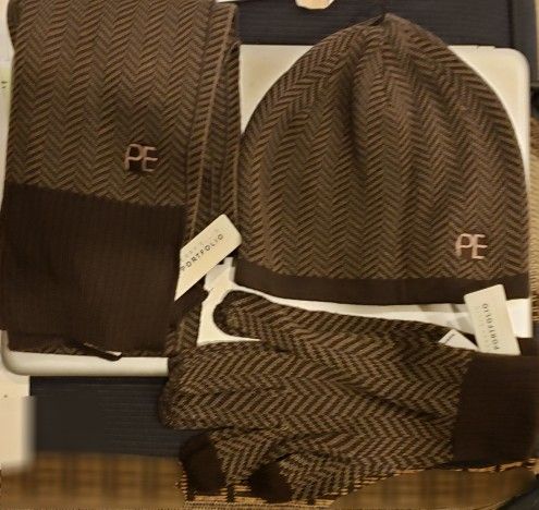 Perry Ellis Portfolio winter set of gloves hat scarf brown size OSFA