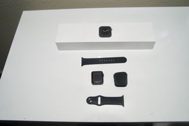 Apple Watch Series 3 (Broken screen Still Works)