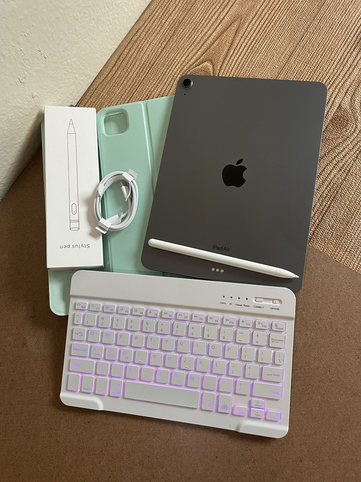 Apple iPad Air 5th Generation (M1 chip / 2022) 64GB with keyboard, pencil & Accessories 