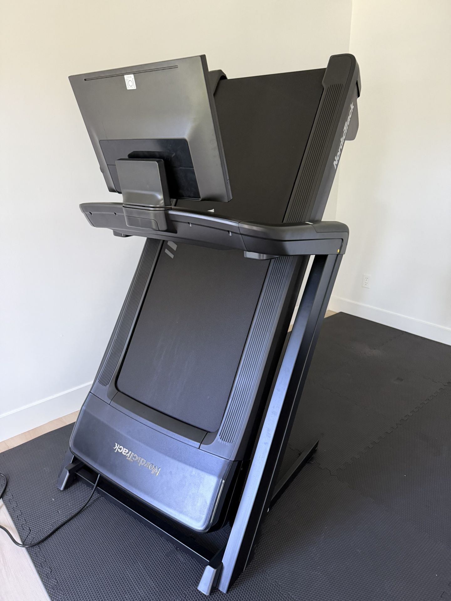 NordicTrack Commercial 2450 Treadmill-NTL19125, Like New, Perfect Condition iFIT, NordicTrack Commercial 2450 Treadmill-NTL19125, only Asking for $