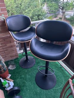 Adjustable wooden bar stools