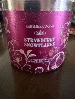 Bath & Body Works Strawberry Snowflakes Candle
