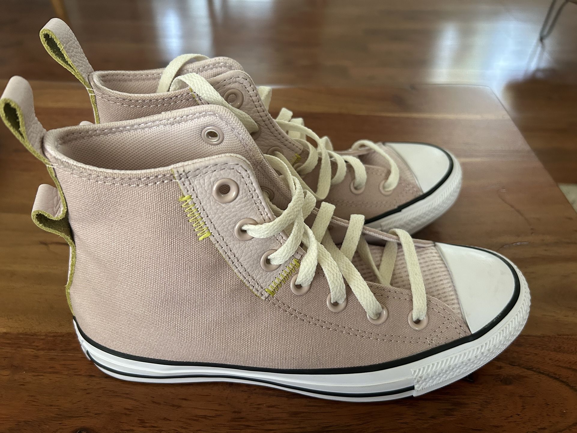 Women’s 7.5 Converse High Top
