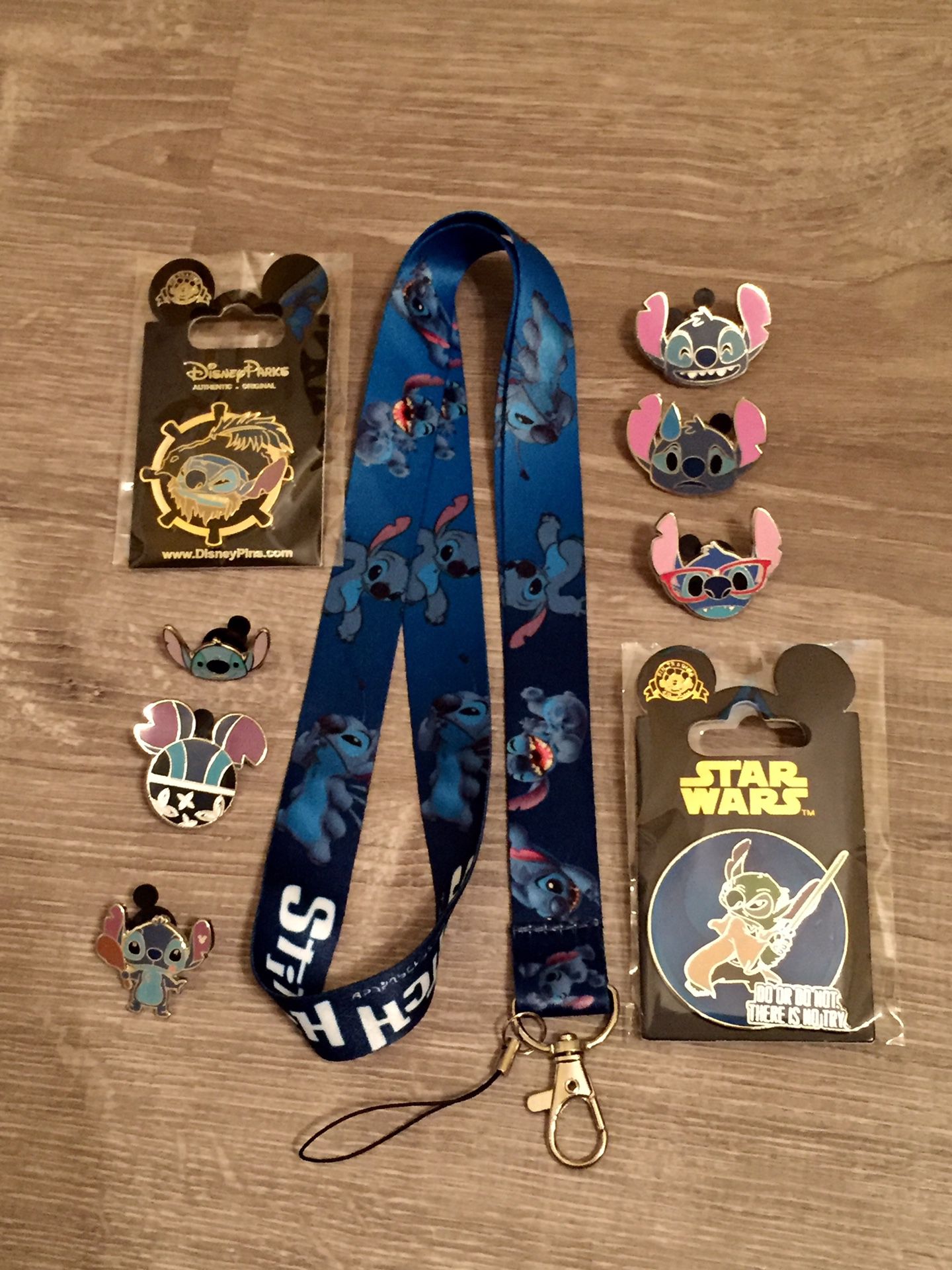 Stitch lanyard with 8 tradable Disney pins