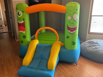 Bouncy house 7 x 10 about 6 foot hight