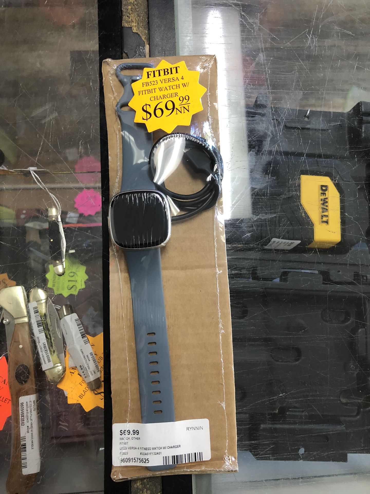 96091 Fitbit Versa 4 575625