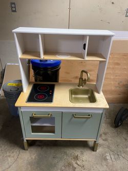 LOW PRICE MOVING- TODLER PLAY KITCHEN