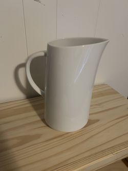 Porcelain pitcher new 2.5 qt
