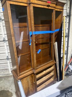 Wooden Display Cabinet withl Glass Doors