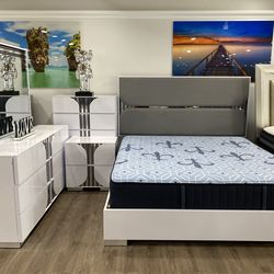 Gorgeous 5 piece Queen Bedroom Set with Deep Storage