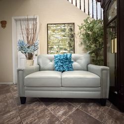 Elegant Atmore Top Grain Leather Loveseat In Excellent  Condition