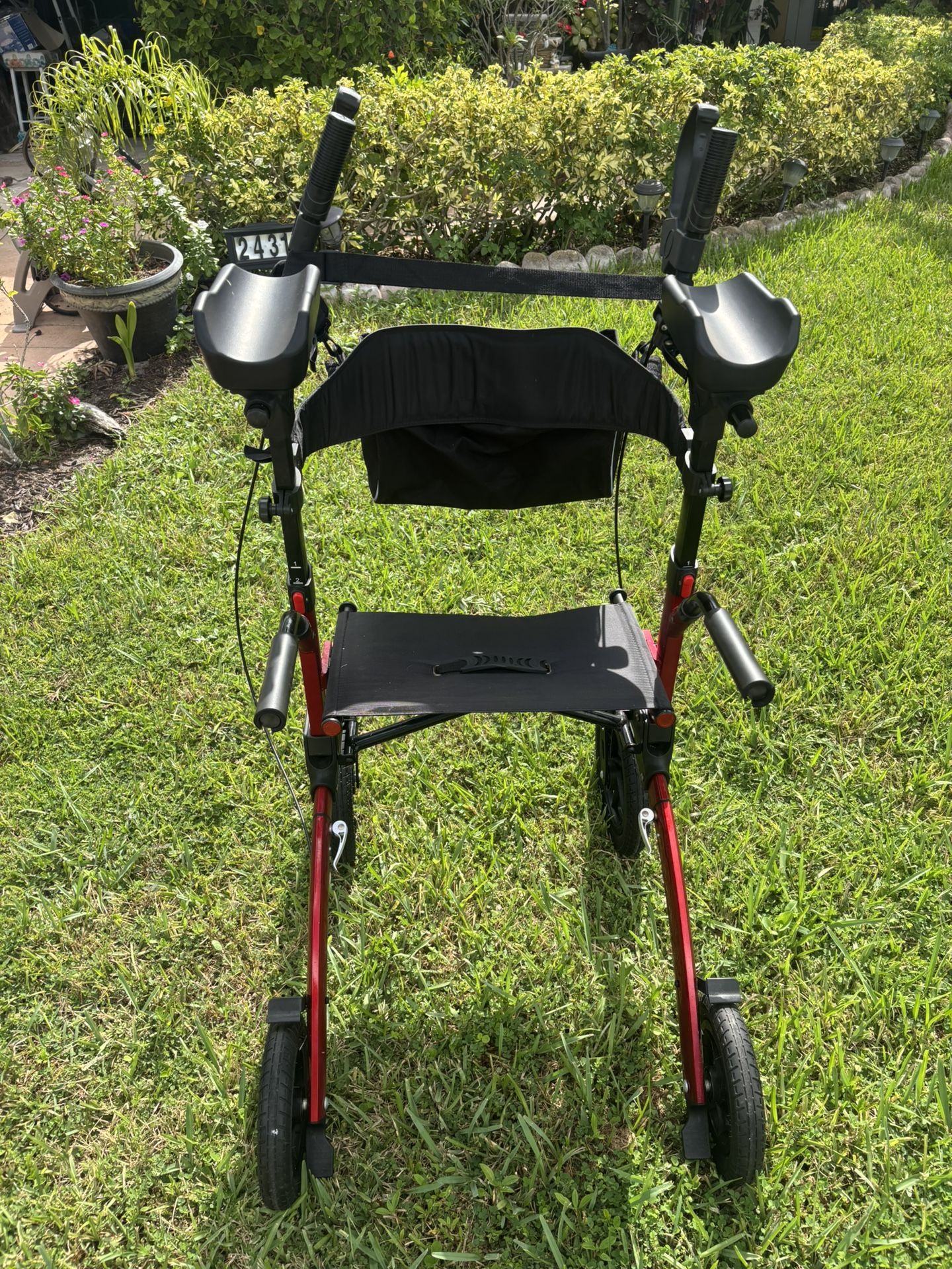 The Henmnii Rollator Walker