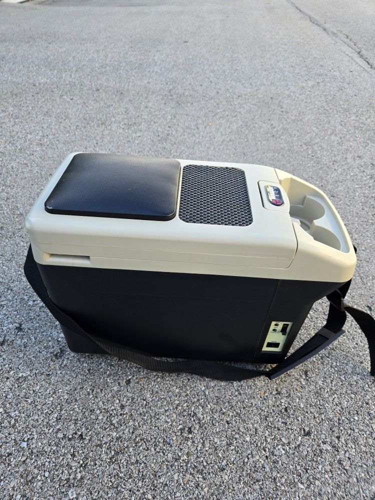 Personal Thermoelectric Cooler/Warmer."CHECK OUT MY PAGE FOR MORE DEALS "