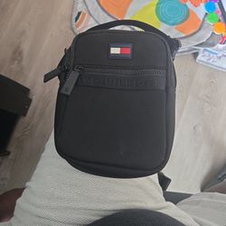  Tommy Hilfiger Black Crossboy 