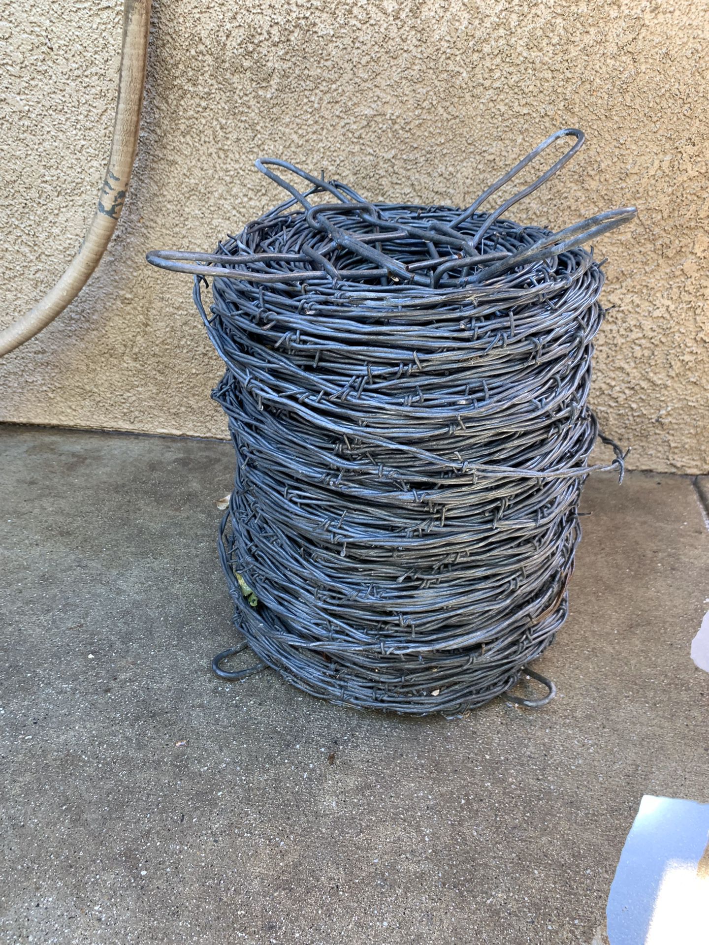 Barbed wire for fence/ alambre de púas