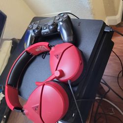 PS4  With Controller And Head Set 
